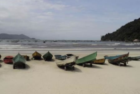  Figura 16. Barcos de pesca e passeio na Praia do Perequê.