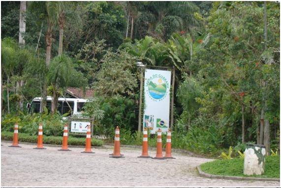 Fotografia 65: Idem à fotografia anterior, com aspectos do banner indicativo do projeto de conservação da Serra do Guararu.