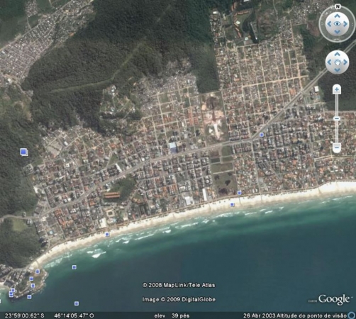 Fotografia 02: Vista geral da Praia da Enseada e ocupação irregular de morros. Fonte: Site Google Earth. Foto de 26 de abril de 2003. Acesso em 20 de dezembro de 2008.
