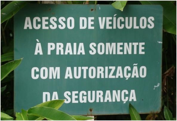 Fotografia 92: Indicativo de segurança local e controle do acesso de veículos no interior de empreendimentos na face atlântica da Serra do Guararu.