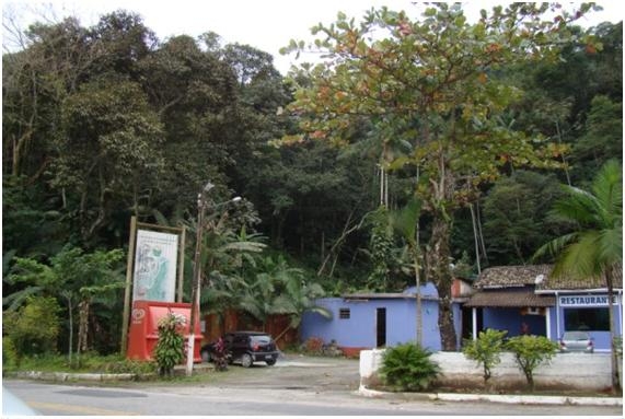 Fotografia 85: Banner do Projeto de Conservação da Serra do Guararu, encoberto por equipamento de venda de sorvetes do restaurante Dalmo.