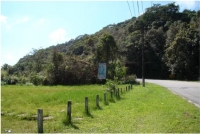 Fotografia 36: No mesmo local, do lado oposto, portal indicativo do projeto de conservação da Serra do Guararu.