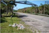 Fotografia 21: Portal da Estrada-Parque visto por outro ângulo, com lixo em seu entorno.