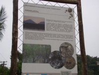 Fotografia 95: Placa informativa de ecossistema existente em empreendimento, no caso, retrata situação de manguezal.